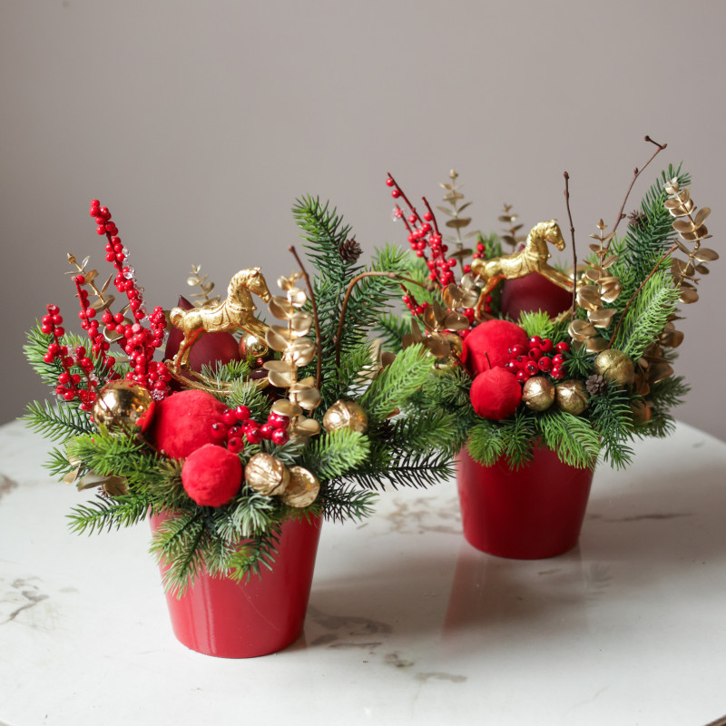 Композиция в красном кашпо с красно-золотым декором с лошадкой