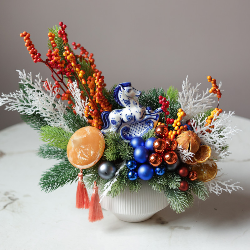 Композиция с лошадкой Гжель и оранжево-синим декором