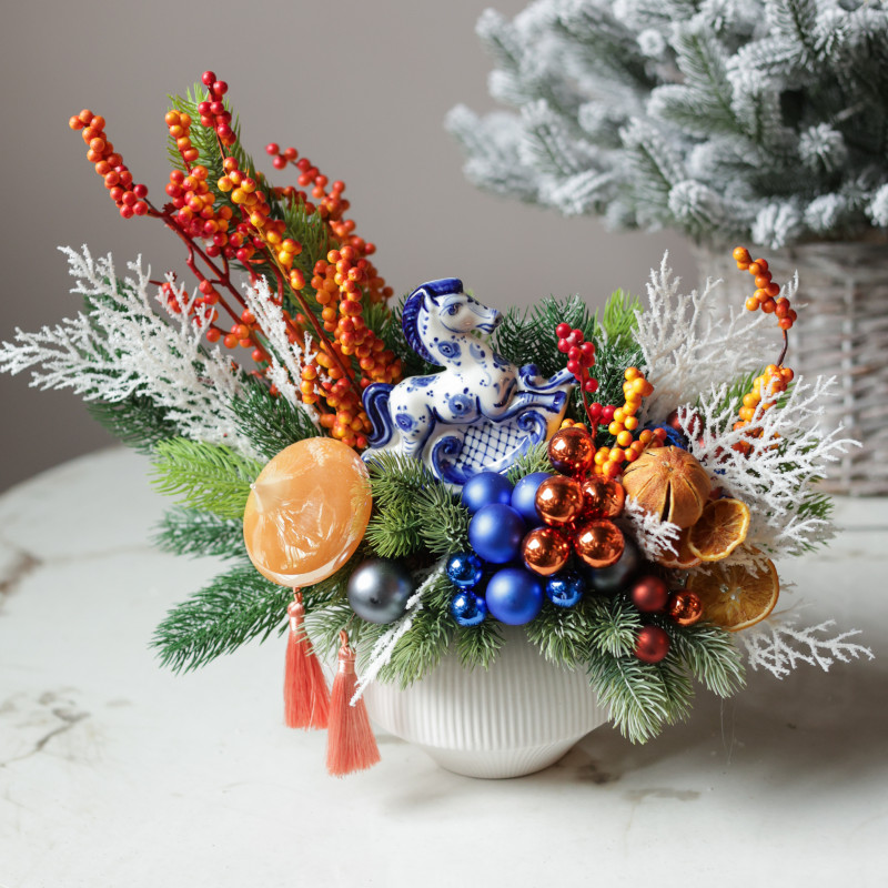 Композиция с лошадкой Гжель и оранжево-синим декором