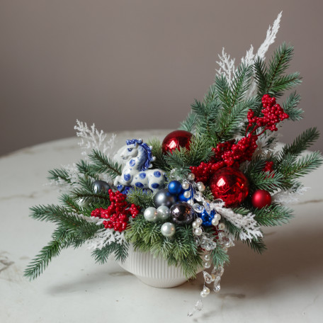 Композиция с лошадкой Гжель и красно-белым декором