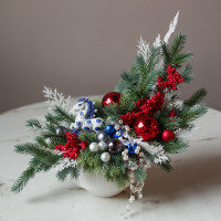 Композиция с лошадкой Гжель и красно-белым декором