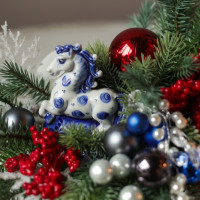 Композиция с лошадкой Гжель и красно-белым декором