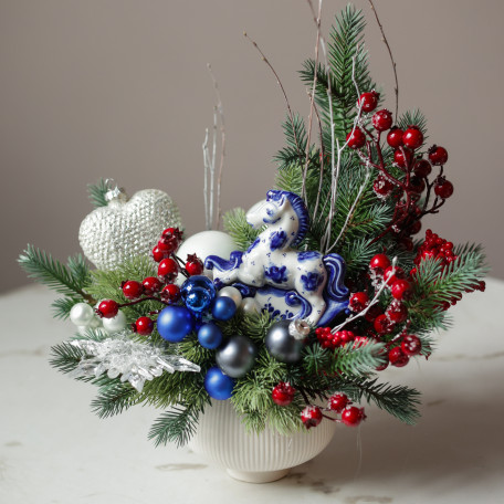 Композиция с лошадкой Гжель и бело-сине-красным декором