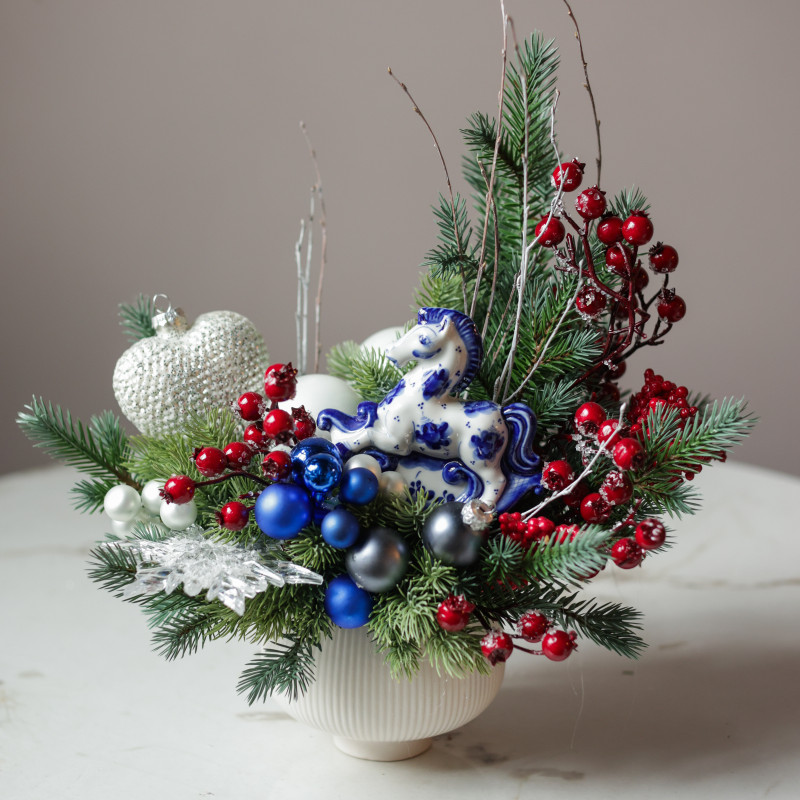 Композиция с лошадкой Гжель и бело-сине-красным декором