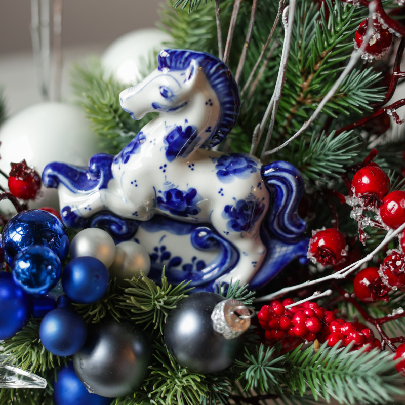 Композиция с лошадкой Гжель и бело-сине-красным декором