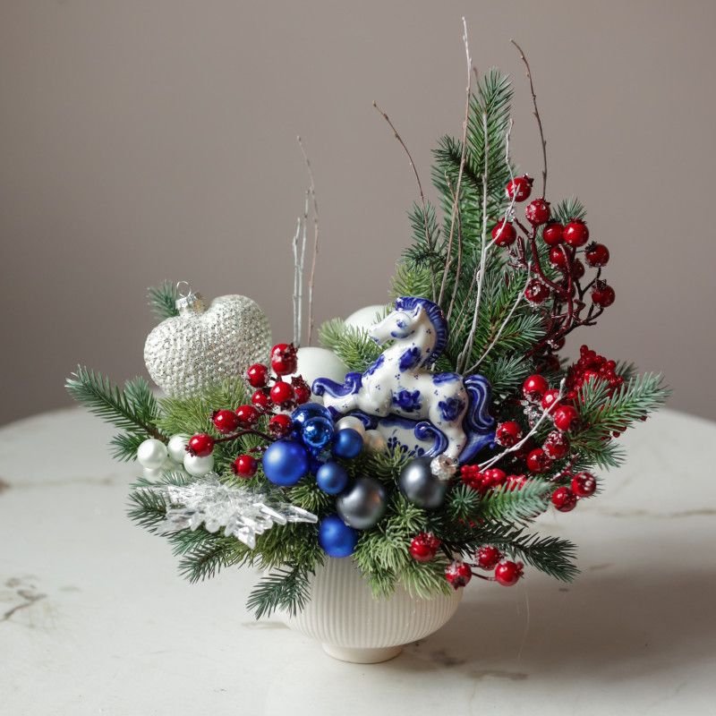 Композиция с лошадкой Гжель и бело-сине-красным декором