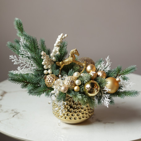 Композиция с золотой лошадкой и золотым декором