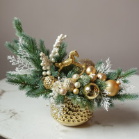 Композиция с золотой лошадкой и золотым декором