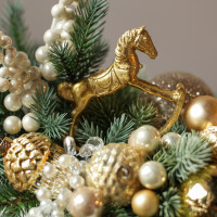 Композиция с золотой лошадкой и золотым декором