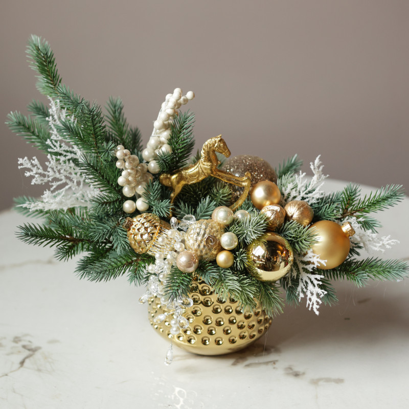 Композиция с золотой лошадкой и золотым декором