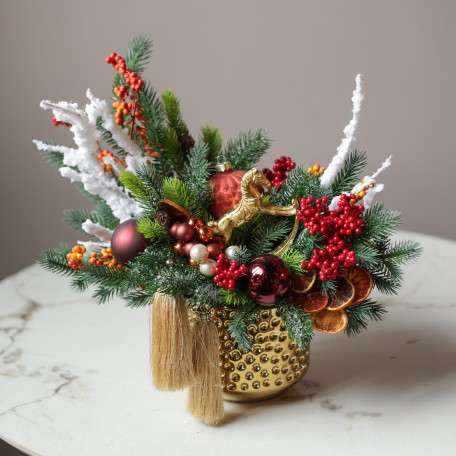 Композиция с золотой лошадкой, шелковыми кистями и декором в теплых оттенках