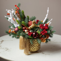 Композиция с золотой лошадкой, шелковыми кистями и декором в теплых оттенках