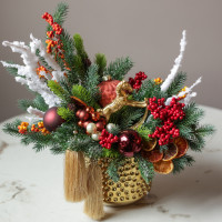 Композиция с золотой лошадкой, шелковыми кистями и декором в теплых оттенках