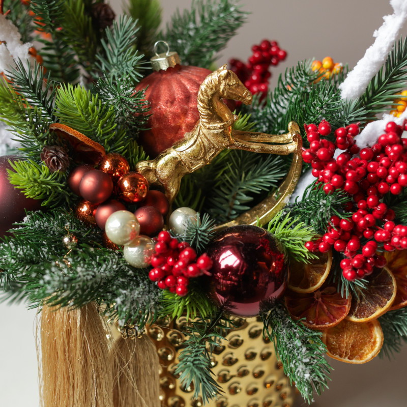 Композиция с золотой лошадкой, шелковыми кистями и декором в теплых оттенках