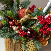 Композиция с золотой лошадкой, шелковыми кистями и декором в теплых оттенках