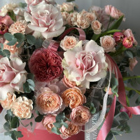 Коробка цветов Персиковое утро с розами и пионами