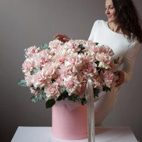 Коробка с французскими пудровыми розами, 35 шт, и эвкалиптом