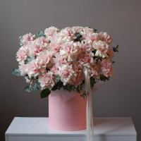 Коробка с французскими пудровыми розами, 35 шт, и эвкалиптом