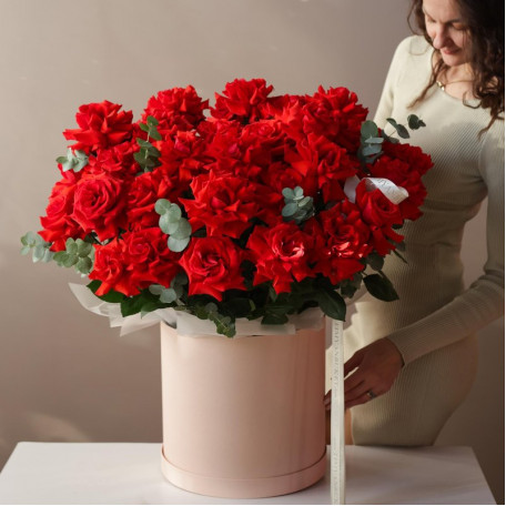 Коробка с французскими алыми розами, 35 шт, и эвкалиптом