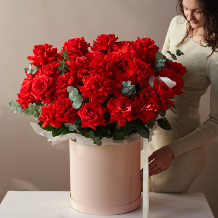 Коробка с французскими алыми розами, 35 шт, и эвкалиптом