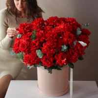 Коробка с французскими алыми розами, 35 шт, и эвкалиптом