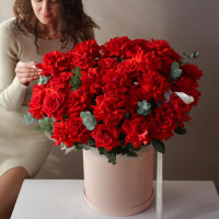 Коробка с французскими алыми розами, 35 шт, и эвкалиптом