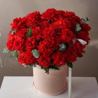 Коробка с французскими алыми розами, 35 шт, и эвкалиптом