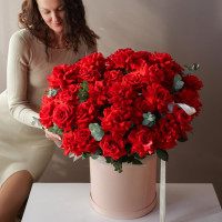 Коробка с французскими алыми розами, 35 шт, и эвкалиптом