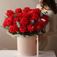 Коробка с французскими алыми розами, 35 шт, и эвкалиптом