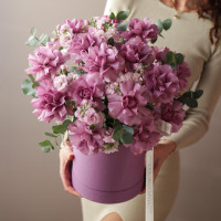 Коробка с французскими сиреневыми розами, маттиолой и эвкалиптом