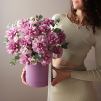 Коробка с французскими сиреневыми розами, маттиолой и эвкалиптом