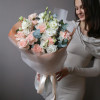 Букет с диантусом, лизиантусом и эвкалиптом