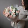 Букет с диантусом, лизиантусом и эвкалиптом