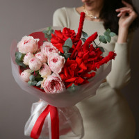 Дуо-букет с красными розами Нина и пионовидными розами