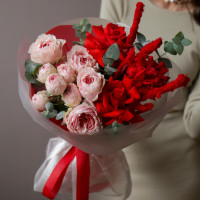 Дуо-букет с красными розами Нина и пионовидными розами