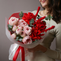 Дуо-букет с красными розами Нина и пионовидными розами