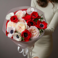 Букет с анемонами и пионовидными розами, среднего размера