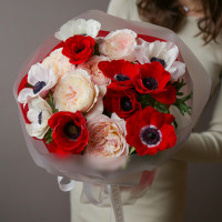 Букет с анемонами и пионовидными розами, среднего размера