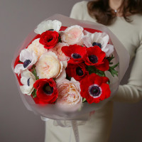 Букет с анемонами и пионовидными розами, среднего размера
