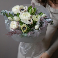 Весенний букет с анемонами, ранункулюсами и тюльпанами