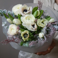 Весенний букет с анемонами, ранункулюсами и тюльпанами