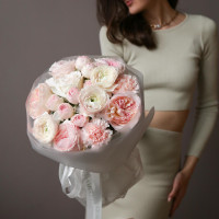 Букет нежный с пионовидными розами и ранункулюсами