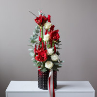 Композиция в вазе с красным амариллисом