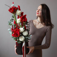 Композиция в вазе с красным амариллисом