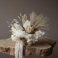 Интерьерная композиция из стабилизированных цветов и сухоцветов в бело-коричневой гамме