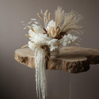 Интерьерная композиция из стабилизированных цветов и сухоцветов в бело-коричневой гамме