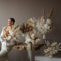Интерьерная композиция из стабилизированных цветов и сухоцветов в бело-коричневой гамме