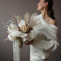 Интерьерная композиция из стабилизированных цветов и сухоцветов в бело-коричневой гамме