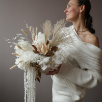 Интерьерная композиция из стабилизированных цветов и сухоцветов в бело-коричневой гамме