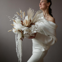 Интерьерная композиция из стабилизированных цветов и сухоцветов в бело-коричневой гамме